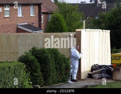 Ein Polizeibeamter, der den Mord an der 16-jährigen Leanne Tiernan in einem vernagelten Haus in Bramley, Leeds, nach der Verhaftung eines 45-jährigen Mannes untersucht. Leanne wurde im November 2000 nach einem Einkaufsbummel von ihrem Haus in der Gegend vermisst. * und ihr Körper wurde im August an einem Schönheitsplatz in Otley, North Yorkshire, entdeckt. Die Polizei sagt, dass der Mann in einer Polizeistation in Leeds verhört wird. 08/07/02 : Polizei im Haus von John Taylor, einem 45-jährigen Paketarbeiter, der sich schuldig am Leeds Crown Court bekannte, die 16-jährige Leanne Tiernan zu ermorden, die während ihres Gehen entführt wurde Stockfoto