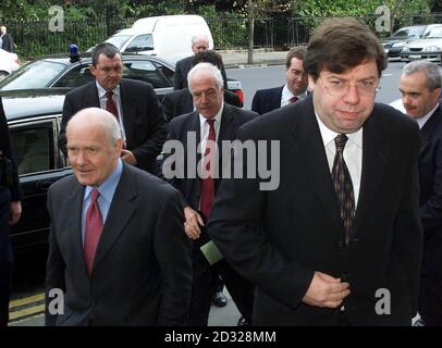 Dr. John Reid Northern Ireland Secretary (links) mit dem irischen Außenminister Brian Cowen (rechts) im Iveagh House, Dublin, zu Gesprächen über die derzeitige Position Nordirlands. * ..... Die Minister versprachen, am Wochenende in regelmäßigen Kontakten zu bleiben, da intensive Spekulationen über eine mögliche frühzeitige IRA-Bewegung in Richtung Waffenstilllegung fortbestehen. Die Waffenfrage stand an der Spitze der Tagesordnung eines Treffens der beiden Männer in Dublin, bei dem die Position des Friedensprozesses in Nordirland nach dem Rücktritt der unionistischen Minister wegen des anhaltenden Waffenkriegs bewertet wurde. Stockfoto