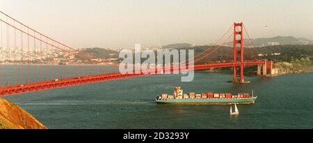Die Golden Gate Bridge, in San Francisco, Kalifornien. 2/11/01: Das FBI hat Strafverfolgungsbehörden in 8 westlichen Staaten alarmiert, dass es unbestätigte Informationen darüber hat, dass Terroristen auf Hängebrücken an der Westküste zielen könnten. * die von Davis als mögliche Ziele identifizierten Brücken in Kalifornien waren: Das Golden Gate und die Bay Bridge, beide in San Francisco, die Vincent Thomas Bridge im Hafen von Los Angeles und die Coronado Bridge in San Diego. Das Golden Gate, eine 4200 Meter lange Hängebrücke, überspannt die Golden Gate Strait am Eingang zur San Francisco Bay und trägt etwa 110,000 Vehi Stockfoto