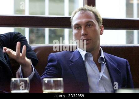 England unter 21 Manager David Platt spricht auf einer Pressekonferenz im Bertorello's Restaurant, Soho, London. Platt glaubt, dass Sven-Goran Eriksson England im nächsten Sommer in Japan und Südkorea zum Weltcupsieg führen kann. * Platt ist bejaht, dass ein Halbfinalplatz sicherlich eine realistische Möglichkeit für Skipper David Beckham und Co. Ist. Der Ex-Arsenal und Sampdoria-Star glaubt, dass England könnte dann noch besser, wenn sie die letzten vier erreichen, vorausgesetzt, sie erhalten das Glück der grünen. Das entzog Platt und seinen Teamkollegen im Halbfinale der Weltmeisterschaft 1990 und bei den Europameisterschaften 1996 Stockfoto