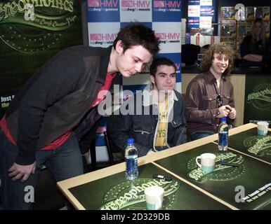 Die walisische Popgruppe Stereophonics, (L-R) Richard Jones, Kelly Jones und Stuart Cable trafen sich mit Fans und signieren Kopien ihres dritten Hits Just Enough Education, um in der HMV Grafton Street in Dublin aufzutreten. * die Gruppe aus dem südwalesischen Dorf, Cwmaman, wird ihre neue Single später in diesem Monat veröffentlichen, Handbags und Gladbags. Stockfoto