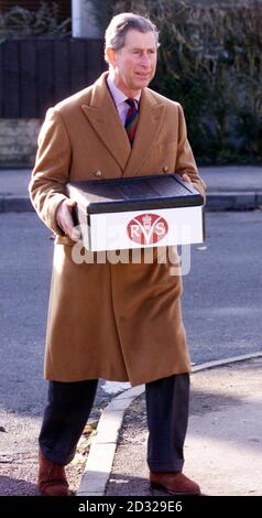 Der Prinz von Wales macht einen Lieferer, der Essen auf Rädern zu zwei Haushalten in der Nähe seines Hauses in Tetbury, Gloucestershire, bringt. Der Royal Voluntary Service (WRVS) der Frauen feiert die National Meals on Wheels Week. * im vergangenen Jahr lieferten die Freiwilligen rund neun Millionen Mahlzeiten. Zuvor hatte der Prinz Freiwillige getroffen, die das Mittagessen mit Hühnerpudding, Kartoffeln und Erbsen vorbereitet hatten, gefolgt von einem Dessert mit Marmelade-Roly-Poly und Pudding. Stockfoto