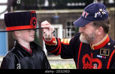 Christopher Kelly, 11, trifft Tom Sharp, Chief Yoeman Warden, bei der Londoner Attraktion The Tower of London. Christopher ist der Sohn des New Yorker Feuerwehrmann John Kelly vom Motor 299, der an der Katastrophe des World Trade Centers beteiligt war. Stockfoto