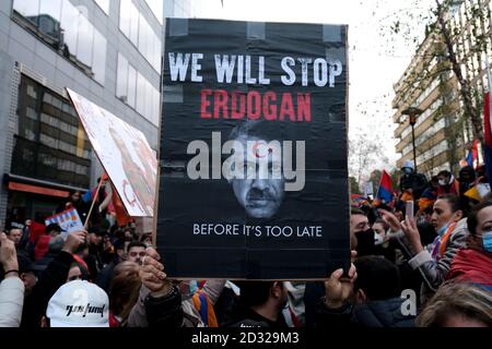 Brüssel, Belgien. Oktober 2020. Tausende Mitglieder der armenischen Diaspora nehmen an einer Demonstration gegen den bewaffneten Konflikt um die Region Berg-Karabach Teil. Quelle: ALEXANDROS MICHAILIDIS/Alamy Live News Stockfoto