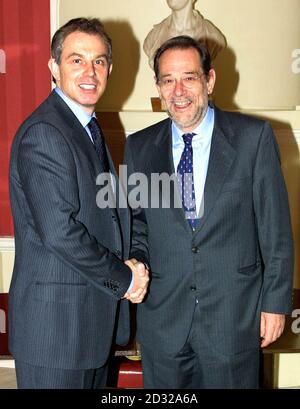 Der britische Premierminister Tony Blair, links, trifft sich mit dem Hohen Vertreter der Gemeinsamen Außen- und Sicherheitspolitik der EU, Javier Solana, rechts, bei einem Besuch in der Downing Street Nr. 10 in London. Stockfoto