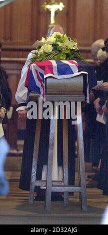 Der Sarg des neuseeländischen Seglers Sir Peter Blake liegt während seiner Beerdigung in der Pfarrkirche St. Thomas-A-Becket in Warblington, Hampshire, in einem Union Jack drapiert. * der Doppel-Americas-Cup-Sieger Sir Peter, 53, wurde von maskierten Raidern auf der Schoner Seamaster getötet, während sie in Macapa in Brasilien vor Anker lag. Stockfoto