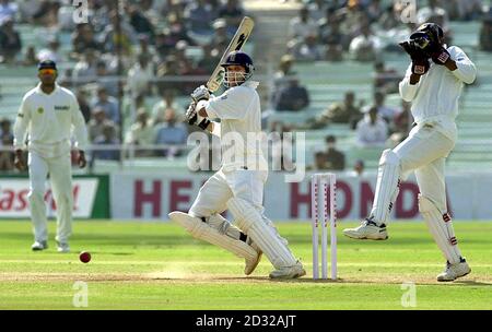 Der englische Schläger Mark Butcher (Mitte) trifft den Ball für vier Läufe am vierten Tag des zweiten Tests im Sardar Patel Stadium, Motera, Ahmedabad, Indien. Stockfoto