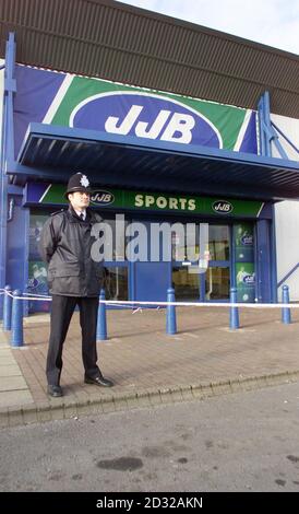 Polizeibeamte stehen vor dem JJB Sports in Alpine Way, Beckton, East London. Die Polizei hat angekündigt, dass ein 36-jähriger Sportgeschäft-Manager eine Waffe an den Kopf halten und bei einem Raub erstochen wurde. * die Polizei wurde um 20.30 Uhr gerufen und die Beamten kamen, um den Manager regungslos auf dem Boden im Laden zu finden. Der verheiratete Mann aus Barking in Essex wurde am Tatort gegen 21 Uhr von einem Arzt für tot erklärt. Stockfoto