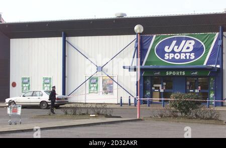 Polizeibeamte stehen vor dem JJB Sports in Alpine Way, Beckton, East London. Die Polizei hat angekündigt, dass ein 36-jähriger Sportgeschäft-Manager eine Waffe an den Kopf halten und bei einem Raub erstochen wurde. * die Polizei wurde um 20.30 Uhr gerufen und die Beamten kamen, um den Manager regungslos auf dem Boden im Laden zu finden. Der verheiratete Mann aus Barking in Essex wurde am Tatort gegen 21 Uhr von einem Arzt für tot erklärt. Stockfoto