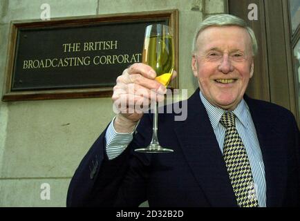 Der langjährige Sender Jimmy Young verlässt das Broadcasting House im Zentrum Londons und feiert seine Ritterschaft. Sir Jimmy, 80, einer der bekanntesten Persönlichkeiten im britischen Radio, wurde in der Neujahrs-Ehrenliste zum Ritter geschlagen. Stockfoto