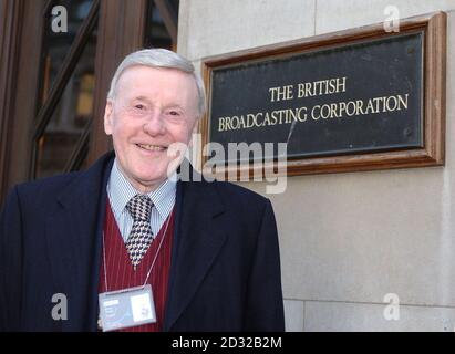 Der erfahrene Sender Jimmy Young, der in der New Year Honors List zum Ritter geschlagen wurde, kommt für seine reguläre Radio 2-Show im Broadcasting House in London an. * ... Sir Jimmy, 80, einer der bekanntesten Persönlichkeiten im britischen Radio, sagte: "Ich bin zutiefst geehrt und ich bin wirklich sehr dankbar. Das ist eine enorme Ehre und eine, die ich mit fünf Millionen Zuhörern Teile." Stockfoto