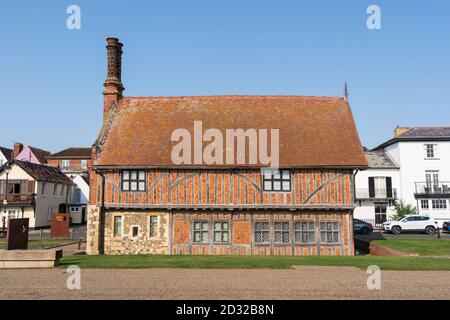 Seitenansicht der alten Holzrahmen und Fenster in der Historical Moot Hall in Aldeburgh, Suffolk. VEREINIGTES KÖNIGREICH Stockfoto