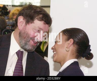 Innenminister David Blunkett teilt mit Rachel Hewitt, aus London, einen Witz bei der offiziellen Eröffnung des neuen Passport Office in Victoria im Zentrum von London. * das neue Gebäude ersetzt das Büro von Petty France, das nach 50 Jahren Dienst endlich seine Türen geschlossen hat. Stockfoto