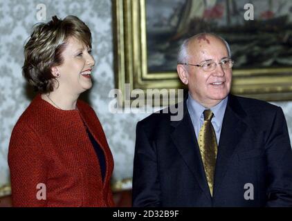 Die irische Präsidentin Mary McAleese traf sich mit dem ehemaligen Präsidenten der Sowjetunion, Michail Gorbatschow, vor einem Mittagessen zu seinen Ehren im Präsidentenpalast in Dublin. * Gorbatschow sagte, die "wirtschaftliche Schocktherapie" seines Nachfolgers, des ehemaligen Präsidenten Boris Jelzin, um unvorbereitete Industrien für die ausländische Konkurrenz zu öffnen, habe viele Bereiche der Wirtschaft zerstört und dass Russland den Brain Drain seiner klügsten Menschen eindämmen müsse. Später heute wird er die Freedom of the City, Dublins höchste Auszeichnung, erhalten und ein Ehrenbuch aus dem Jahr 1876 unterzeichnen. Stockfoto