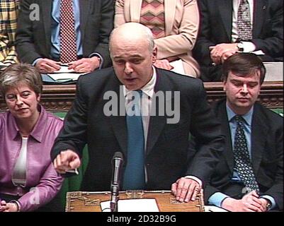 Der konservative Führer Ian Duncan Smith stellt eine Frage an Minister Tony Blair im Unterhaus während der wöchentlichen Fragestunde des Premierministers. Es war das erste, seit die Abgeordneten aus ihrer Weihnachtspause zurückgekehrt sind. Stockfoto