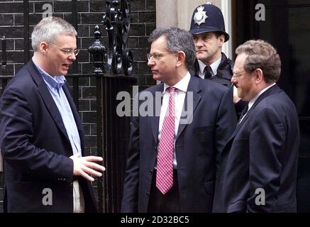 Verkehrsminister Stephen Byers (Mitte) verlässt die Downing Street mit Richard Bowker (links), dem Leiter der Strategischen Eisenbahnbehörde, und Verkehrsminister John Spellar nach einem Treffen mit dem Premierminister. * das staatliche Eisenbahnstrategiegremium hat einen umfassenden Plan angekündigt, um 33.5 Milliarden öffentliche Investitionen in das marode Schienennetz voranzutreiben. Der Plan der Strategic Rail Authority zielt darauf ab, fast drei Jahrzehnte lang andauere Unterinvestitionen in die britische Eisenbahn zu stoppen. Stockfoto