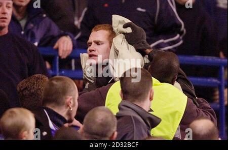 Ein Chelsea-Fan wird von den Stewards entfernt, nachdem Les Ferdinands Ausgleichstreffer für Spurs während der ersten Etappe des Worthington Cup Halbfinales in der Stamford Bridge, London, erreicht wurde. Stockfoto