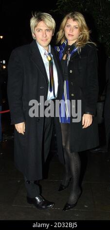 DURAN Duran's Nick Rhodes und Freundin Meredith Ostrum kommen zu einem Burns Supper im St Martins Lane Hotel, London, in Hilfe von Sargent Cancer Care for Children und Rachel House Kinderhospiz. Stockfoto