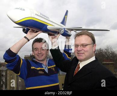 (Links) Chief Executive von Ryanair Michael O'Leary hält ein Modell der Boeing 737-800 mit Boeing Executive Vice President of Sales Toby Bright. *die in Irland ansässige Low-Cost-Fluggesellschaft Ryanair gab heute bekannt, dass sie 100 Boeing 737 kaufen würde, mit einer Option für 50 weitere, wobei die erste in diesem Jahr und die letzte im Jahr 2010 ausgeliefert werden. Ryanair, die zusammen mit anderen Billigfluggesellschaften in Großbritannien den düsteren Prognosen für die Zeit nach dem 11. September im Luftfahrtsektor trotzte, sagte, dass sie insgesamt 6.5 Milliarden (9.5 Milliarden Dollar) für insgesamt 150 neue Flugzeuge ausgeben würde. Stockfoto