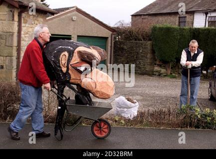 Der Dorfbewohner John Millington rollt eine Vogelscheuche durch Wray in Lancashire, um die Wiederbelebung des Vogelscheuche-Festivals zu feiern, das 2001 aufgrund von Maul- und Klauenseuche abgesagt wurde und dieses Jahr wieder im Rahmen der Dorfmesse stattfinden wird. * Wray und das umliegende Lune Valley erwarten bis zu 25,000 Menschen auf der Suche nach 200 Vogelscheuchen, die Felder, Straßen und Höfe während des Festivals schmücken. Stockfoto