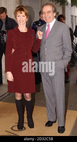 Die Schauspielerin Jane Asher und ihr Ehemann, der Karikaturist Gerald Scarfe, kommen im Savoy Hotel im Zentrum von London für die South Bank Show Awards 2002 an. Die jährlichen Auszeichnungen werden für Leistungen in allen Künsten von Oper und Pop bis hin zu Kino und Fernsehen vergeben. Stockfoto