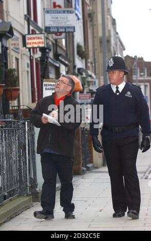 Auf dem Beat war der Dichter Ian McMillan (links) der Polizei von Humberside mit PC Graham Goodall auf der Patrouille in Hull, wo er seine Ernennung zum offiziellen Dichter bei der Polizei von Humberside begann. * Herr McMillan glaubt, dass sein Einsatz bei der Polizei dazu beitragen wird, die Arbeit der Polizei besser zu verstehen und auch seine Mission zu unterstützen, Poesie zum Alltag zu machen. Der 46-Jährige wird eine Reihe von Rollen übernehmen, darunter Patrouillen in Hulls geschäftigen Zentrum an einem Freitagabend und die Beobachtung beim Scunthorpe United gegen Rochdale Nationwide League Division Three Clash.sowie seine Verse komponieren Stockfoto