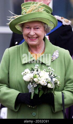 Die Königin vor dem neuen Macmillan Cancer Care Hospital im Queen Elizabeth Hospital in Kings Lynn, Norfolk, zum 50. Jahrestag ihrer Thronbesteigung. Der Vater der Königin, König Georg VI., starb am 52 und läutete den Beginn der elisabethanischen Ära ein. Stockfoto