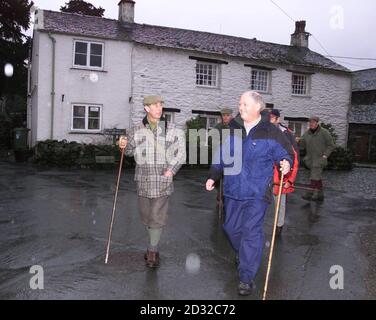 Der Prinz von Wales geht mit Freunden, als er in die Fjälls von der familiengeführten Yew Tree Farm Bed & Breakfast in Rosthwaite, in der Nähe von Keswick im Lake District, wo er für zwei Nächte während eines kurzen Urlaubs in der Gegend. * der Prinz beschloss, sich bei der Pension einzubuchen, um die ländliche Wirtschaft im Gefolge der Maul- und Klauenseuche zu unterstützen, die den Lake District schwer getroffen hatte. Stockfoto