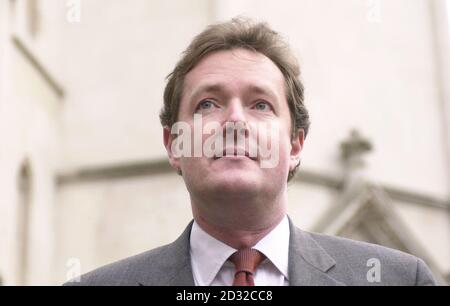 Daily Mirror-Redakteur Piers Morgan trifft am High Court im Zentrum von London ein. Die Mirror Zeitung ist vor Gericht, nachdem Supermodel Naomi Campbell wegen Vertrauensbruch und Verletzung der Privatsphäre Klage gegen sie erhoben hatte. * nachdem die Zeitung ein Bild veröffentlicht hatte, auf dem sie vor einem Jahr ein Treffen der Narcotics Anonymous in Chelsea, West-London, verlassen hatte. Der Fall geht weiter. Stockfoto