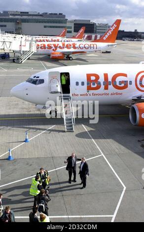 Ray Webster (unten rechts), Chief Executive der Low Cost Airline easyJet, tritt am Flughafen Gatwick im Süden Londons mit dem Gatwick Managing Director Roger Cato (unten Mitte) zusammen, um die fünfte der neuen easyJet-Strecken ab Gatwick zu starten. *easyJet betreibt nun insgesamt acht Strecken ab Gatwick mit Flügen von und nach Zürich als neueste Ergänzung. Stockfoto