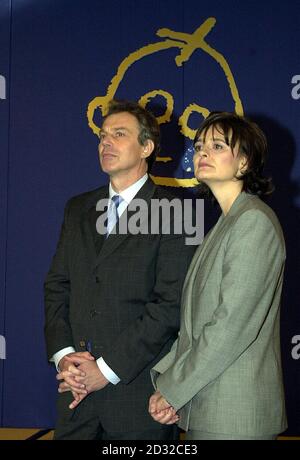 Premierminister Tony Blair und seine Frau Cherie beim 150. Jahrestag des Great Ormond Street Hospital for Children bei einem Mittagessen in Londons Guildhall. Das Blairs traf Mitarbeiter, Patienten und Freunde des Great Ormond Street Hospital auf einer Party, um den Geburtstag des Krankenhauses zu feiern. Stockfoto