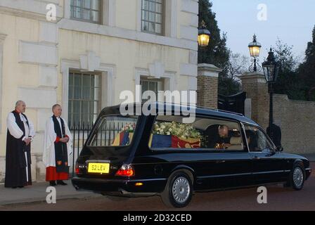 Mitglieder des Klerus beobachten, wie der Leichenwagen, der den Sarg von Prinzessin Margaret trägt - der jüngeren Schwester der britischen Königin Elizabeth II. - von der Queen's Chapel im St. James's Palace zur Reise nach Windsor Castle abfährt. * ... wo ihre Beerdigung in der St. George's Chapel stattfinden wird. Die Prinzessin starb im Alter von 71 Jahren. Stockfoto