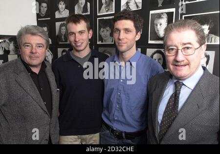 John McColgan (links), Direktor von Abhann Productions, die Gewinner des Riverdance-Stipendiums Conrad Kemp (zweite links) aus Johannesburg und Rose Roberts aus Dublin sowie Joe Dowling (rechts), Vorsitzender der Gaiety School of Acting an der Gaiety School of Acting. * in Dublin nach Bekanntgabe der Auszeichnung. Das Stipendium wird jedes Jahr nach einem Interview durch eine Jury an einen Studenten im ersten Studienjahr vergeben. Der Preis deckt die Studiengebühren für ein Jahr. In diesem Jahr wurde die Auszeichnung auf die beiden Gewinner aufgeteilt, die als "erstklassige Studenten" ausgezeichnet wurden. Die Schule wurde 1986 von Joe Dowling und gegründet Stockfoto