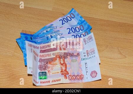 Fünf und zwei Tausend Rubel Banknoten auf hölzerner Oberfläche Stockfoto