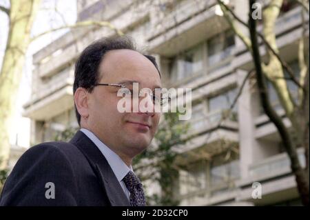 Der Hon-Chef-Minister von Gibraltar, Peter Caruana QC, trifft bei der Foreign Press Association in London ein, um die wartende Presse zu erreichen. Bei seiner Ansprache an die Assoziation hat Herr Caruana seinen Widerstand gegen die aktuellen britisch-spanischen Gespräche über die Souveränität des Felsens bekräftigt. * ... und schloss die Teilnahme an den Verhandlungen unter ihrem derzeitigen Format - die er sagte, sei nicht offen und fair zu seinem Volk. Die Minister wollen den 300-jährigen Streit um den Felsen beilegen, der die Beziehungen zwischen Großbritannien und Spanien seit der Übernahme von Gibraltar durch eine anglo-niederländische Flotte im Jahr 1704 geplagt hat. Stockfoto