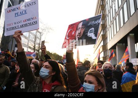 Brüssel, Belgien. Oktober 2020. Tausende Mitglieder der armenischen Diaspora nehmen an einer Demonstration gegen den bewaffneten Konflikt um die Region Berg-Karabach Teil. Quelle: ALEXANDROS MICHAILIDIS/Alamy Live News Stockfoto