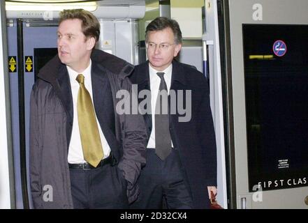 Transport Secretary Stephen Byers (rechts), auf dem Weg zu seinem Büro im Zentrum von London kommt mit seinem Kabinettskollegen Alan Milburn am Bahnhof Paddington an, nachdem er den Zug vom Londoner Flughafen Heathrow genommen hat. * ... Herr Byers steht im Zentrum der anhaltenden Kontroversen über den angeblichen Rücktritt von Martin Sixsmith - dem Direktor für Kommunikation in seiner Regierungsabteilung. Stockfoto