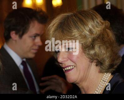 Camilla Parker Bowles wird von ihrem Sohn Tom bei einem Empfang im Ritz Hotel in London begleitet. Frau Barker Bowles, die langjährige Gefährtin des Prince of Wales, führte ihr erstes öffentliches Engagement als Präsidentin der National Osteoperosis Society durch. * ...und die Einführung eines Leitfadens für ein gesundes Leben von der Wohltätigkeitsorganisation, die sich der Bekämpfung der fragilen Knochenerkrankung gewidmet ist produziert. Mrs Parker Bowles schrieb das Buch "A Skeleton Guide to a Healthy You, Vitamins and Minerals" in Palmengröße. Stockfoto