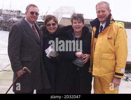 Jeanne Childs (links) und Betty Klaviter, dessen amerikanischer Großvater an Bord des U-Bootes H5 starb, kommen zusammen mit ihren Ehemännern John Schumacher (rechts) und Captain Roy Klaviter in Hollyhead, Anglesey an. * die britische U-Boot H5 wurde am 2 1918. März vor der Küste von Nordwales versenkt und tötete alle 27 Besatzungen an Bord. Jeanne Childs und Betty Klaviter sind Enkelinnen eines jungen amerikanischen Beobachters Lieutenant Weeks Childs, der mit dem Boot hinunterging. Nur Jahre später stellte sich heraus, dass das Schiff von einem britischen Handelsschiff - der SS Rutherglen - versenkt wurde, das fälschlicherweise der H5 geglaubt hatte Stockfoto