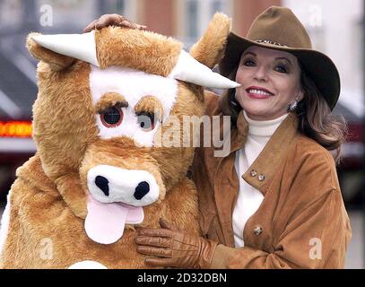 Die Schauspielerin Joan Collins startet die "Your Countryside, You're Welcome Week" auf dem Londoner Leicester Square. Ziel der Kampagne ist es, die Menschen zu ermutigen, 2002 die englische Landschaft zu besuchen. Stockfoto