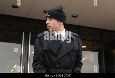 N-Dubz Rapper Dappy, richtiger Name Dino Costas Contostavlos, verlässt das Crown Court von Guildford, wo er wegen Affray angeklagt wurde, nachdem er an einer Tankstelle drei Männer mit schweren Gesichtsverletzungen behandelt hatte. Stockfoto