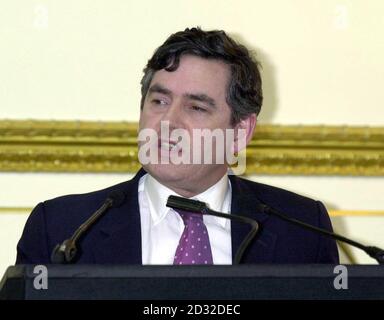 Gordon Brown, der Schatzkanzler, hält eine Rede, um im Lancaster House ein Finanzpaket für Bildungshilfe in den ärmeren Ländern des Commonwealth anzukündigen. * die Königin und der Herzog von Edinburgh waren im Lancaster House im Zentrum von London zur Eröffnung des Commonwealth Parliamentary Association Meeting. Stockfoto