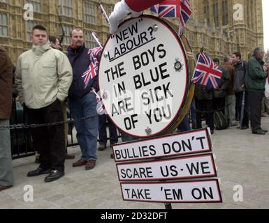 Polizeibeamte aus ganz Großbritannien demonstrieren im Londoner Unterhaus über ihre Bezahlung und Bedingungen. Stockfoto