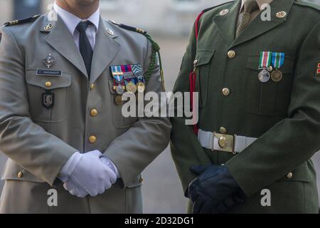 Capitaine Cedric Dwoinikoff vom 92. Französischen Infanterie-Regiment (92Âme rÂŽgiment d'infanterie de Clermont-Ferrand) und Corporal Michael Kelly (rechts) von der Militärpolizei, sprechen im National Museum of Ireland, Dublin, wie das Museum und die französische Botschaft präsentieren 1689-2012, die irische und Frankreich: Drei Jahrhunderte militärischer Beziehungen, eine Ausstellung des Musée de l'Armee in Paris, als Irland seine sechsmonatige EU-Präsidentschaft beginnt. Stockfoto