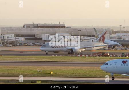 Eine Qatar Airways Boeing 787 Dreamliner besteuert den Flughafen Heathrow in London. Stockfoto