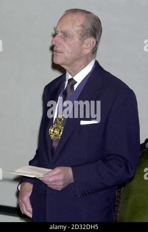 Der Duke of Edinburgh, Präsident der Royal Society for the Encourage of Arts, Manufactures and Commerce, während seiner Rede in den Büros der Societies London heute Abend. * der Herzog war bei der Rede des Präsidenten, um Graham Suggett Principal Emeritus Warwickshire University, der über Landsport und Naturschutz referierte vorzustellen. Stockfoto