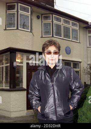 Yoko Ono, die Witwe des ehemaligen Beatle John Lennon, vor dem Haus ihres verstorbenen Mannes in Liverpool, das sie gekauft und dem National Trust gespendet hat. Sie enthüllte eine Statue auf der oberen Parcours des John Lennon Flughafens von Liverpool. * die Statue ist das Werk des Bildhauers Tom Murphy. Stockfoto