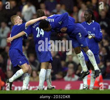 Chelseas Celestine Babayaro feiert Chelseas viertes Tor gegen Sunderland während des Spiels der FA Barclaycard Premiership auf dem Chelsea's Stamford Bridge Ground, West London. Chelsea gewann das Spiel mit 4:0. ** Stockfoto