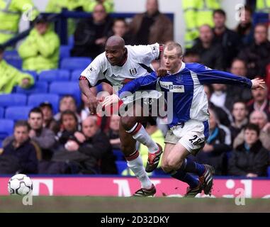 Fulhams Barry Hayles (links) schiebt bei ihrem FA Barclaycard Premiership-Spiel am Everton's Goodison Park Ground in Liverpool an Everton-Verteidiger Tony Hibbert vorbei. *DIESES BILD KANN NUR IM RAHMEN EINER REDAKTIONELLEN FUNKTION VERWENDET WERDEN. KEINE WEBSITE/INTERNET-NUTZUNG, ES SEI DENN, DIE WEBSITE IST BEI DER FOOTBALL ASSOCIATION PREMIER LEAGUE REGISTRIERT.* Stockfoto