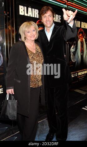 Judy Finnigan und Richard Madeley, die Fernsehmoderatorin von Ehemann und Ehefrau, kommen im Empire Cinema am Leicester Square in London zur Premiere von Ali G InDaHouse an. Stockfoto